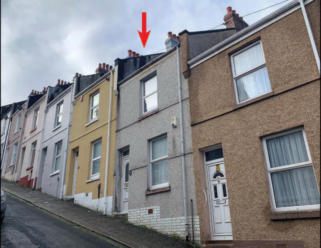 Lot: 10 - TERRACE HOUSE FOR REFURBISHMENT -